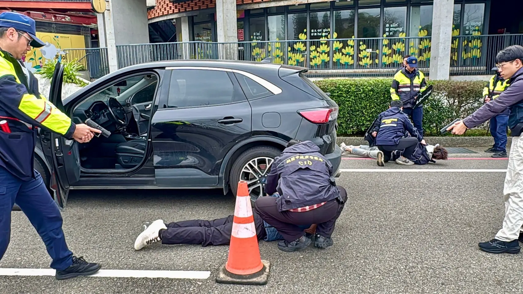龍潭警攜手金融機構 防搶演練逼真登場 龍潭警攜手金融機構 防搶演練逼真登場