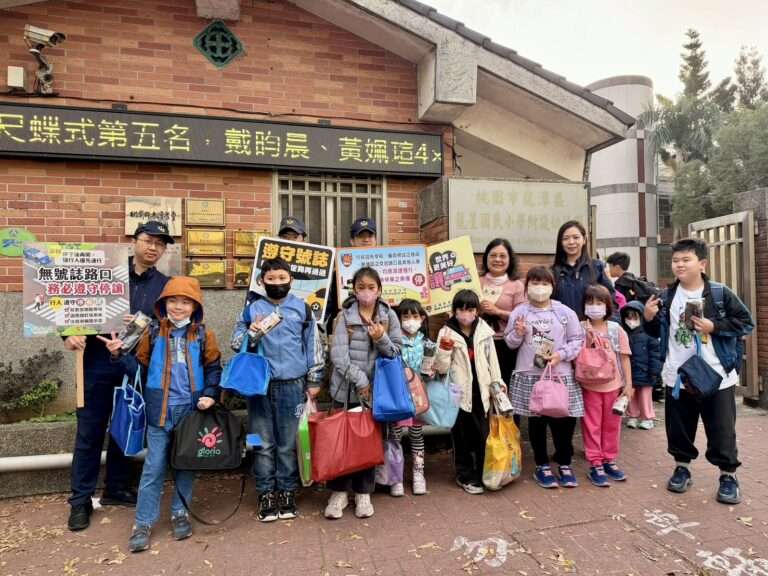 龍潭警開學日前進校園周邊 交通安全觀念向下扎根