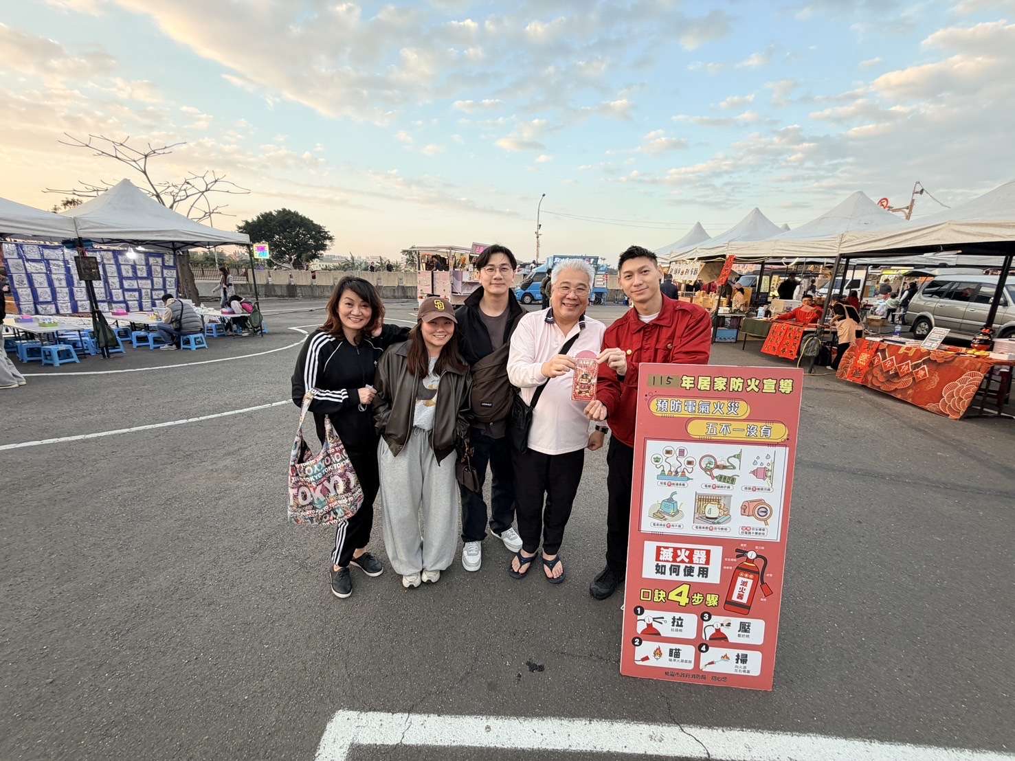 中路消防分隊走入年貨大街 強化居家防火觀念守護除夕安全