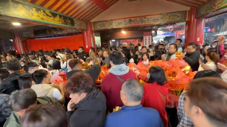 大年初一來走春　馬年國運籤出爐2／初一走春紫南宮需排隊進廟　發財金櫃台人龍達30公尺