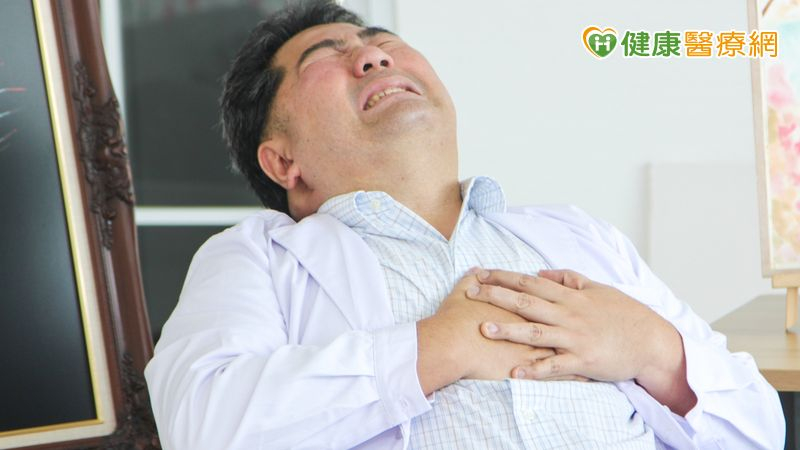 「胸口壓大石」別硬撐!40歲壯男三條血管全堵塞 醫揭心臟關鍵警訊