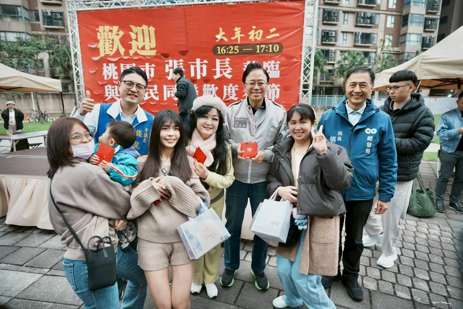 台茂商圈馬年新春活動湧人潮 張善政向市民拜年 台茂商圈馬年新春活動湧人潮 張善政向市民拜年