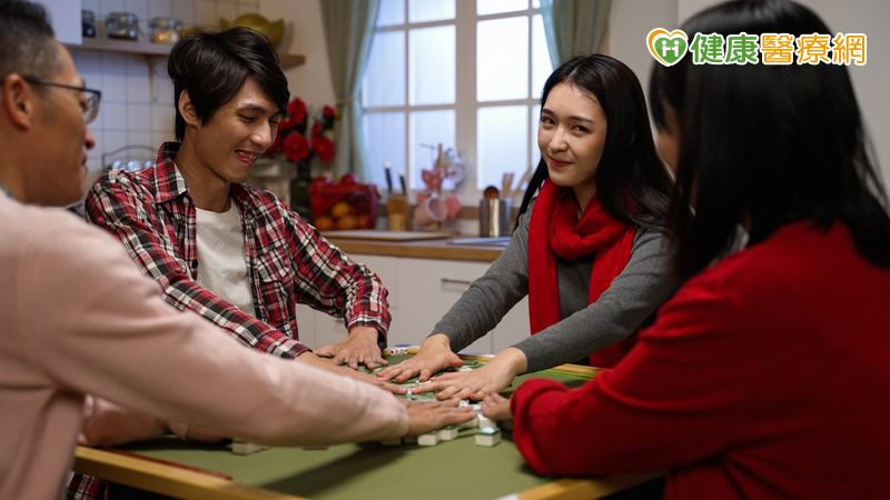 塞車、打牌久坐不動全身痠痛!中醫師教「這招」鬆筋活血不求人