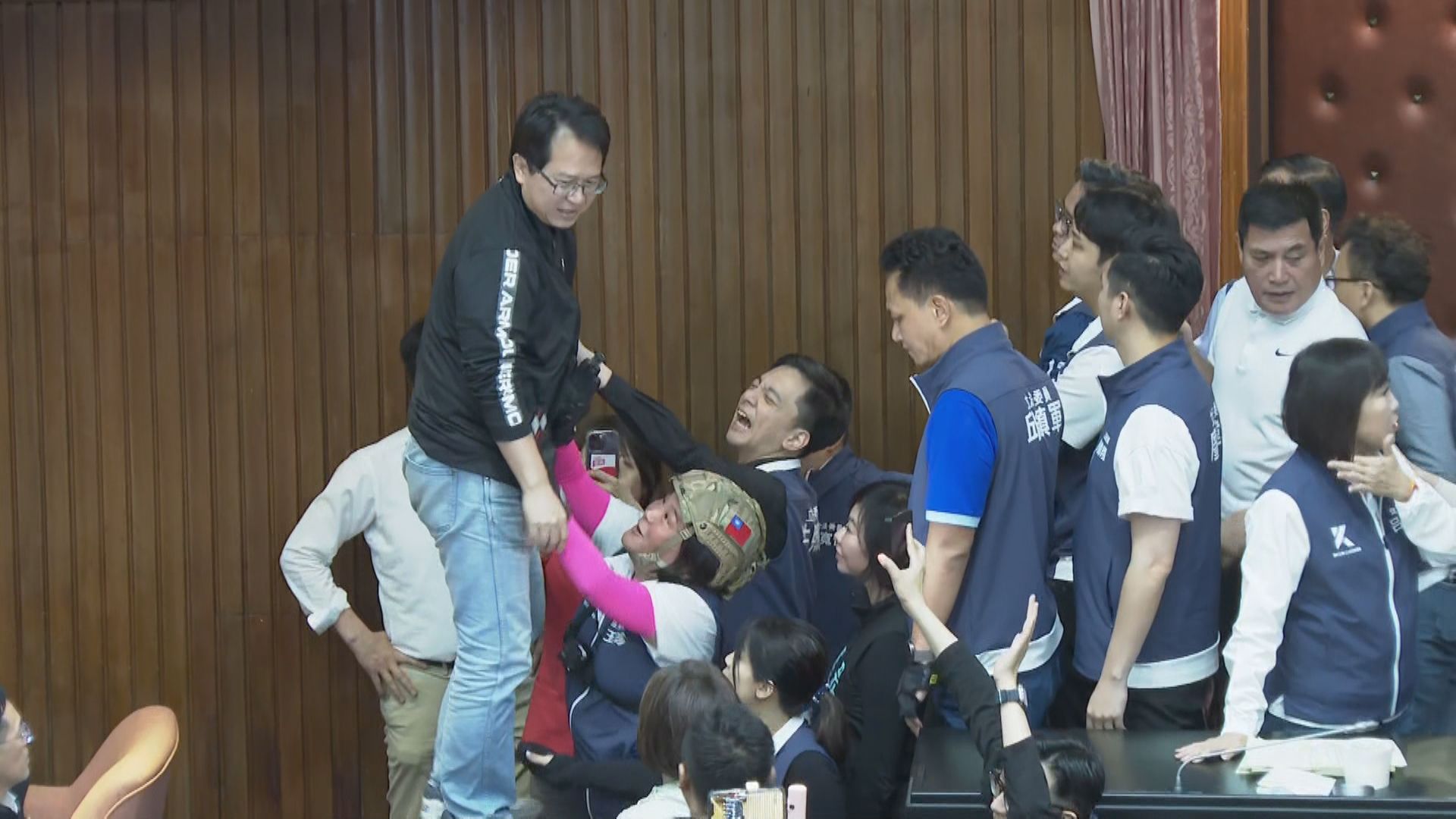 國會藍綠大亂鬥「推擠、掌摑、霸佔主席台」 謝龍介、柯建銘等10人遭起訴