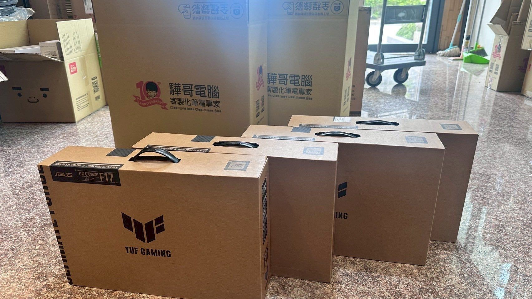 網傳倒閉、黑衣人搬貨 驊哥電腦澄清未跑路:下單商品正常出貨