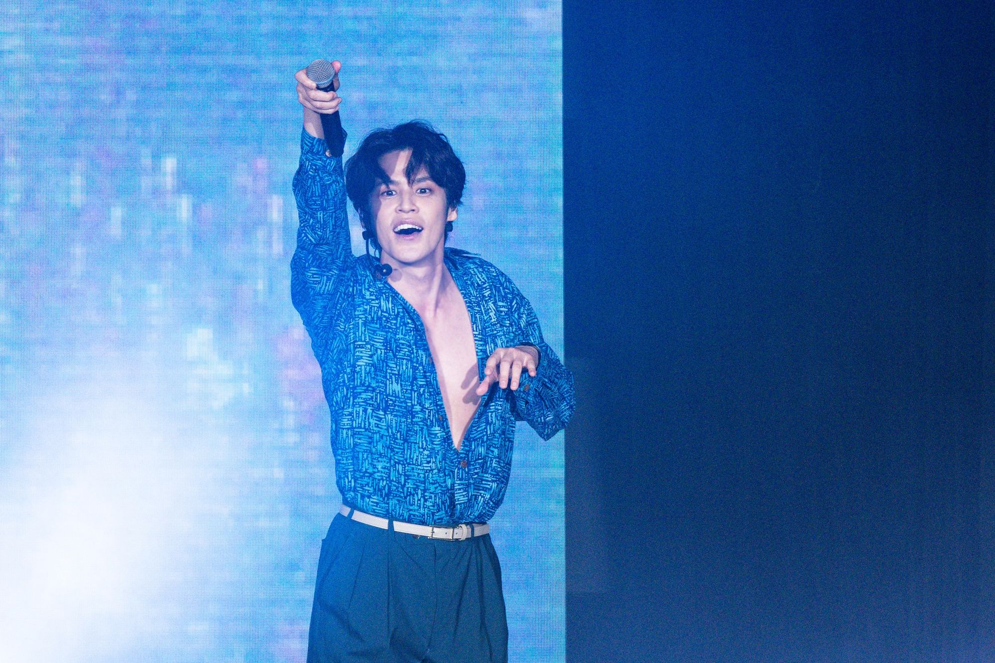 宮野真守無懼寒流短袖短褲登台 飛吻連發甜喊「你很可愛」