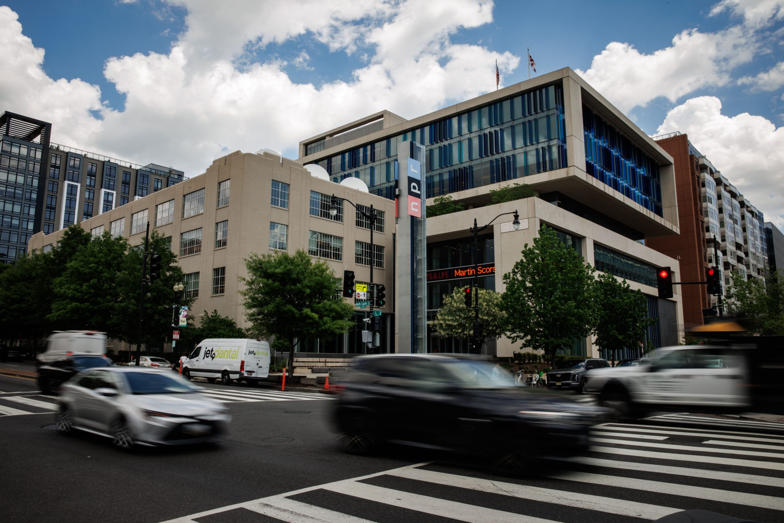 在「未死,卻被懸置」之間:公共廣電制度的全球困局