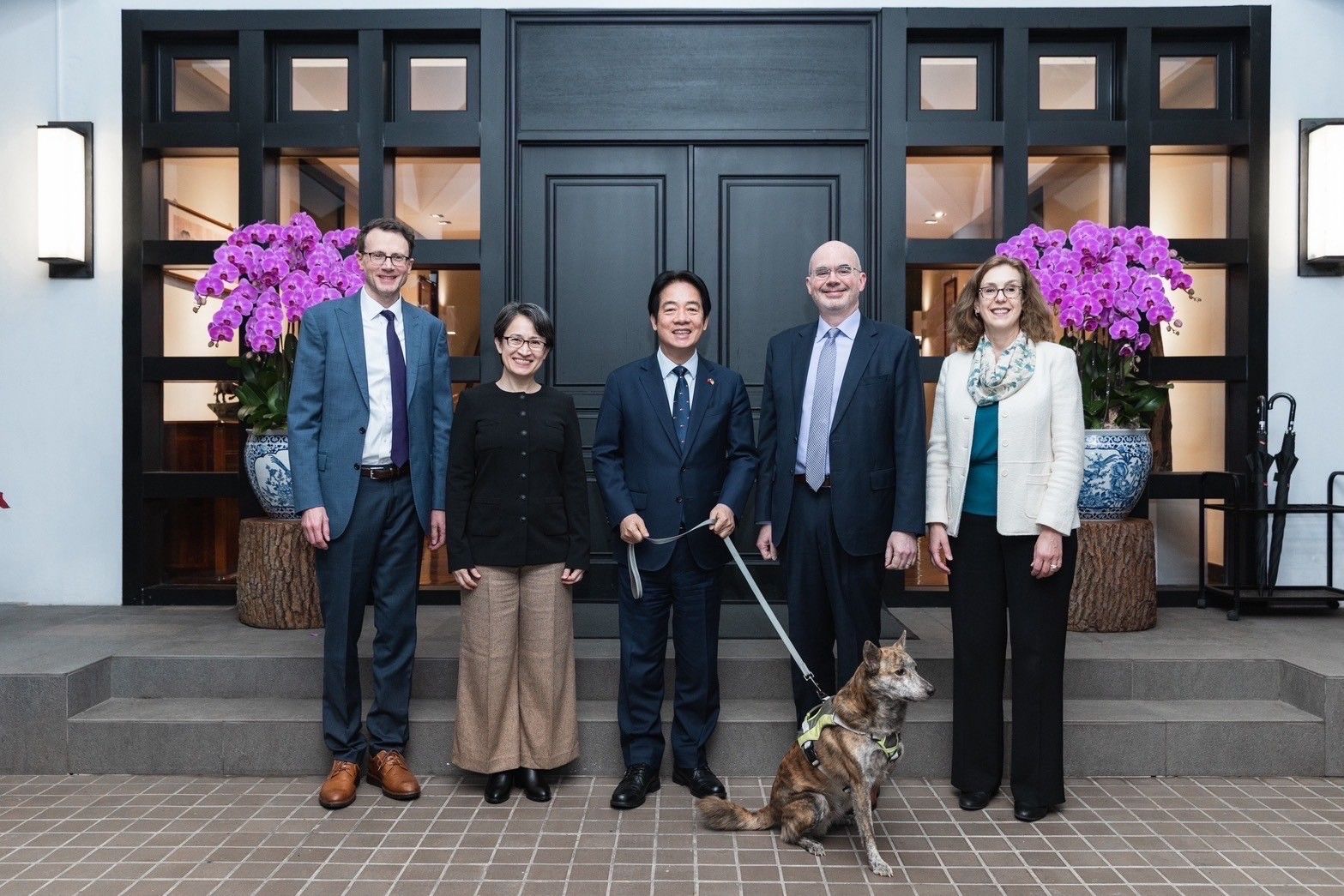 AIT處長谷立言赴總統官邸拜年 賴清德、蕭美琴、愛犬斑斑同框