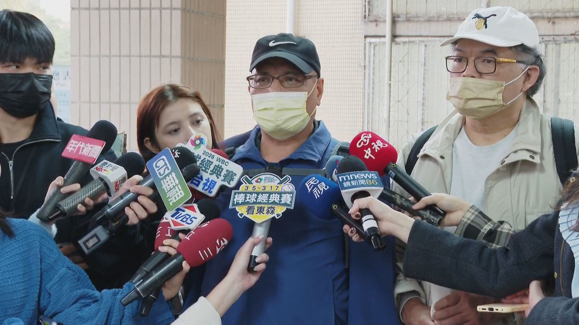 女毒蟲「沒有感到難過」被判死刑 殉職警父母、妻下跪磕頭淚謝法官