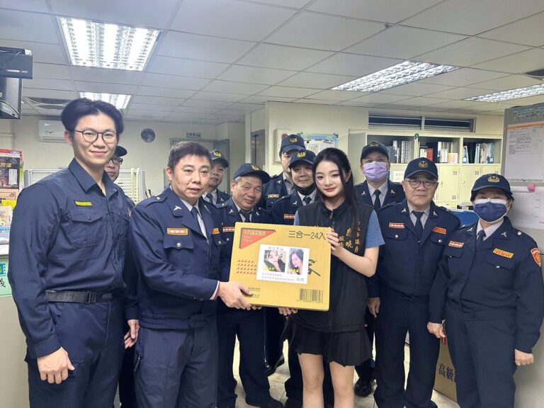 應佳妤慰勤「母女照片貼泡麵箱、警列隊拍照」 應曉薇火線護女回嗆