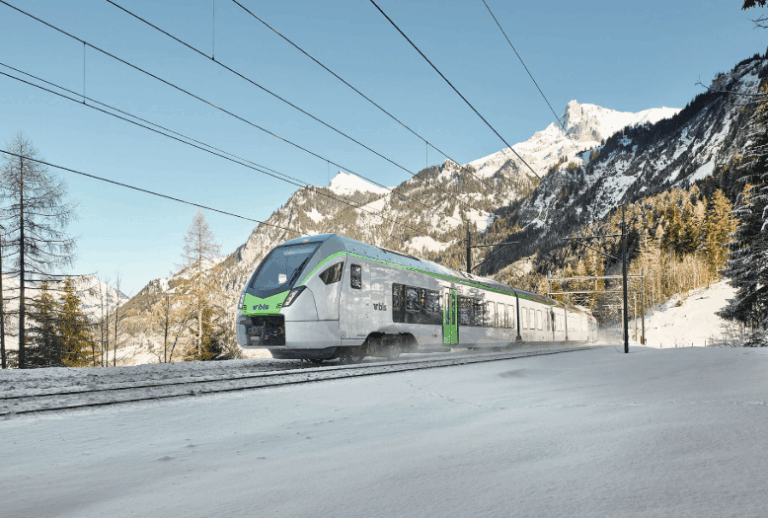 瑞士雪崩釀列車脫軌救援中　車上80人傷亡尚不明