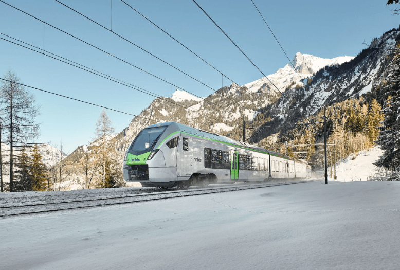 瑞士雪崩釀列車脫軌救援中 車上80人傷亡尚不明