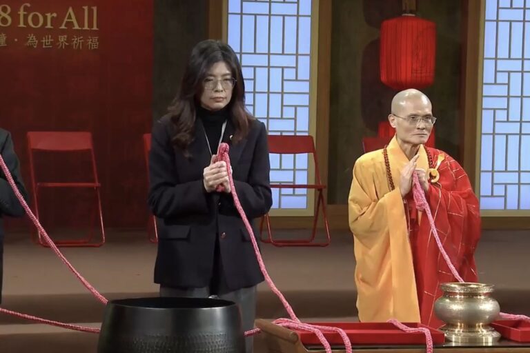 法鼓山撞鐘紅繩狂抖　鄭麗文：神明感召心頭震動