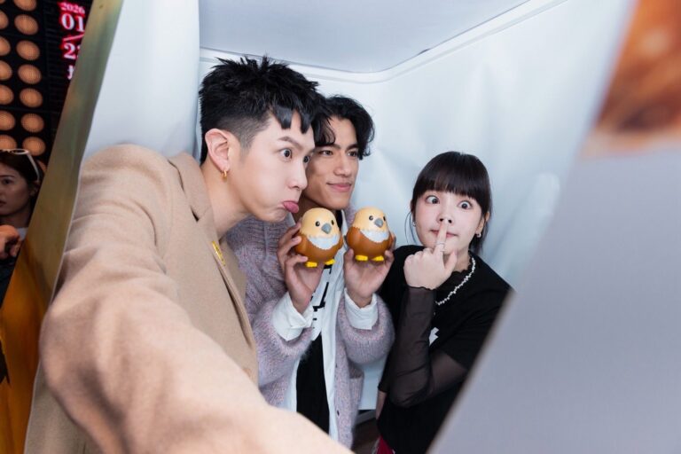 柯震東嘟嘴、王淨比豬鼻玩拍貼機　朱軒洋一招「C位微笑」守住偶包