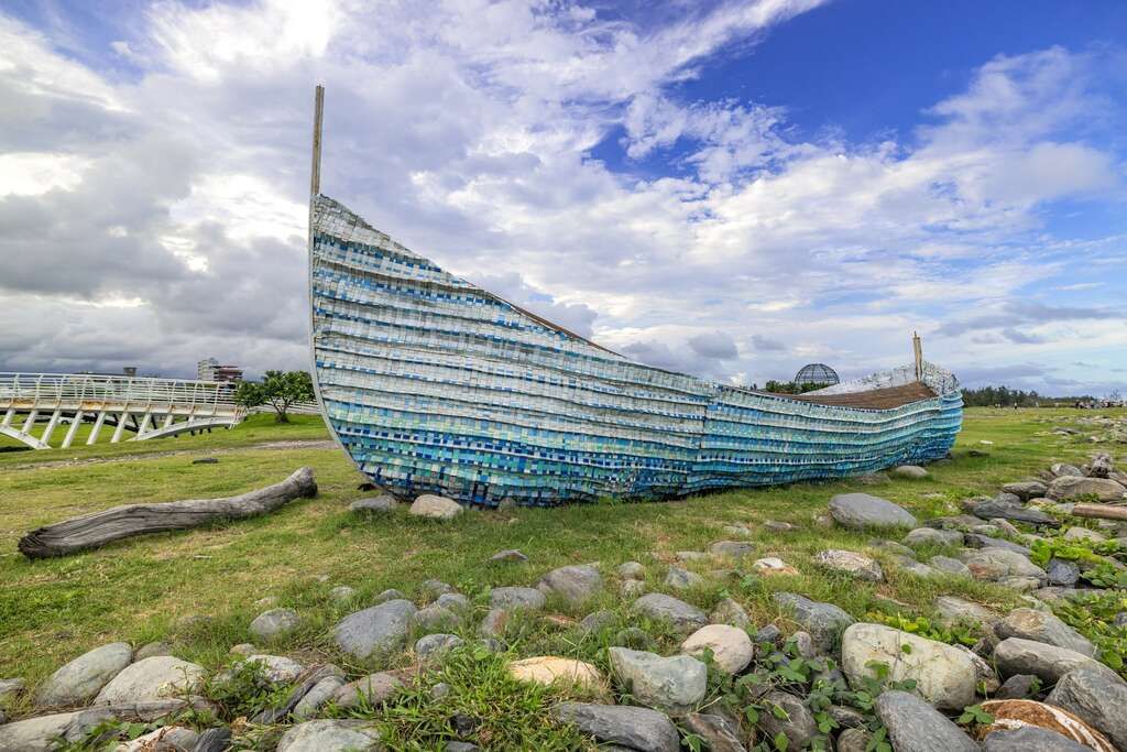 春節亂象!鞭炮過後草地成焦斑 台東海濱公園遭垃圾焚燒