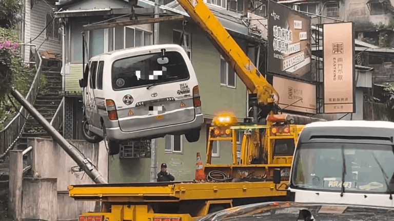 北市箱型車失控撞行人　「夫臉部骨折、妻輕傷」肇事男命危搶救