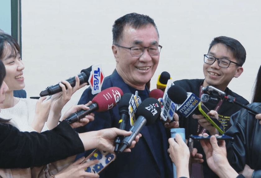 李四川搭小黃付車資 司機想回捐被他急婉拒:票投給我就好