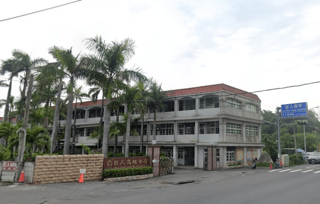 見陌生伯鞋褲全掉…女高中生上前蹲地幫獲13萬人讚 校方公開表揚