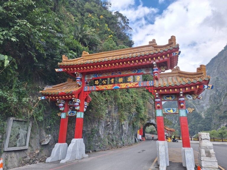 台南匠師林傳智操刀　太魯閣「東西橫貫公路」牌樓修復完工