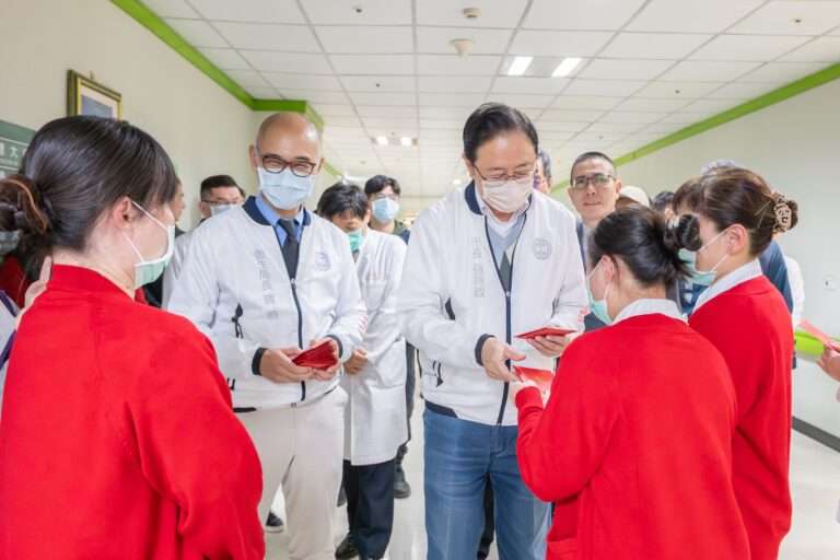 張善政慰問林口長庚醫護 發福袋感謝春節守護市民