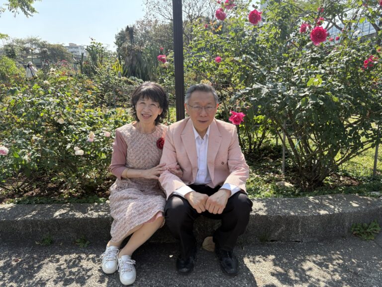 柯求饒「別引誘我批評」　陳佩琪不甩網勸一事春節第三PO怨念爆表