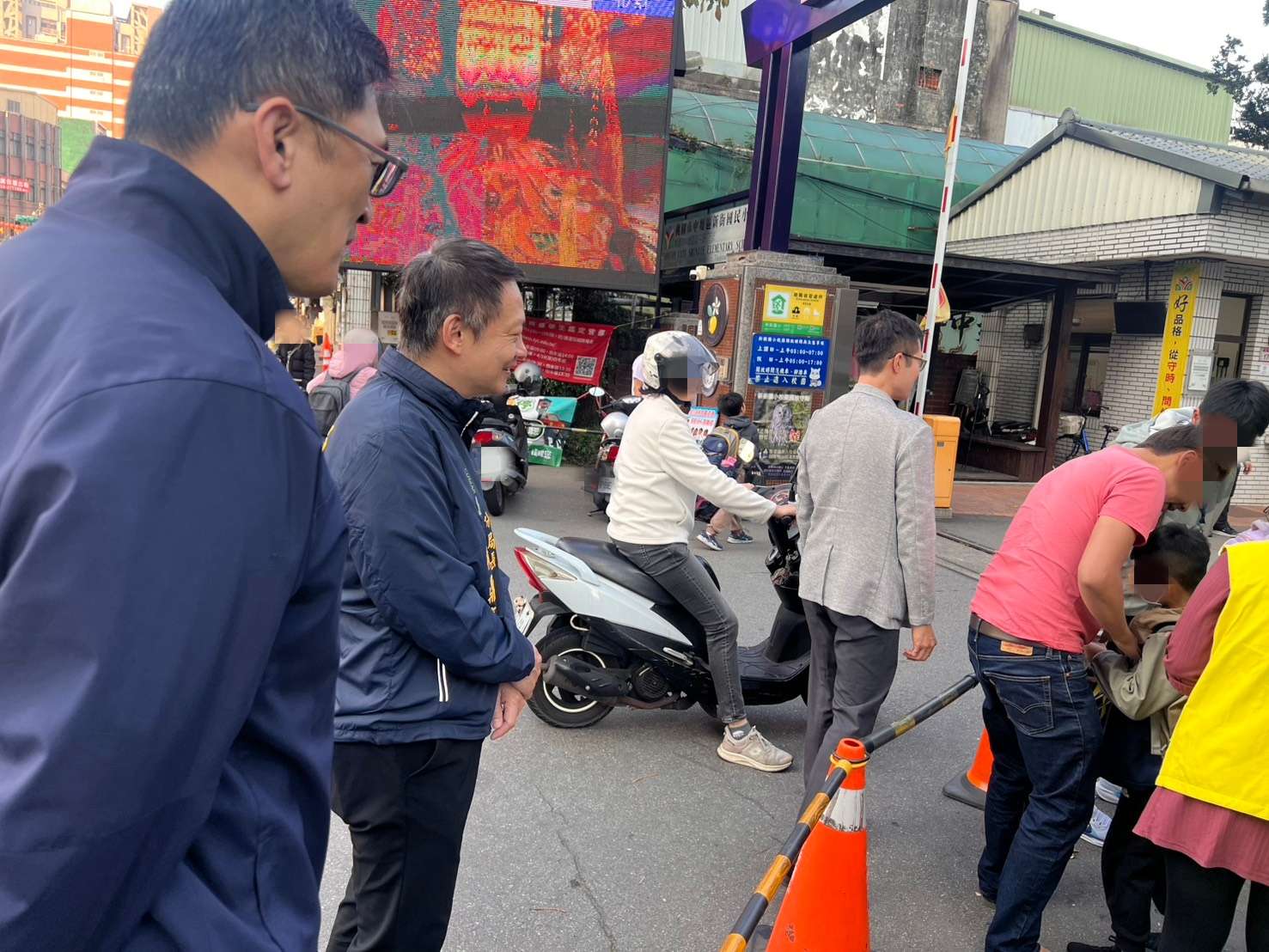 開學日!壢警前進23校疏導交通 分局長親站路口導護學童