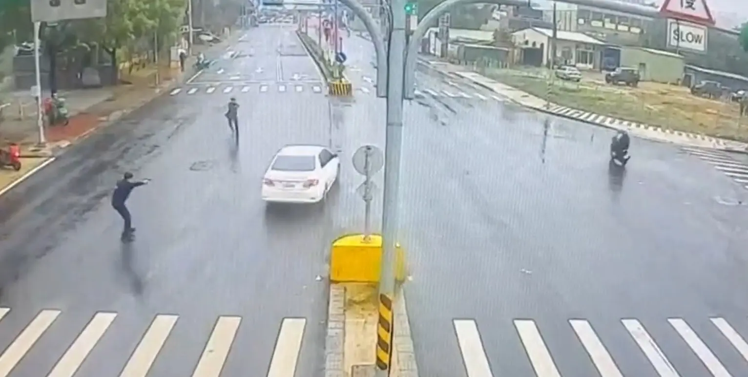 中壢警匪追逐!疑掛假車牌逆向狂飆 警舉槍他繼續跑 中壢警匪追逐!疑掛假車牌逆向狂飆 警舉槍他繼續跑