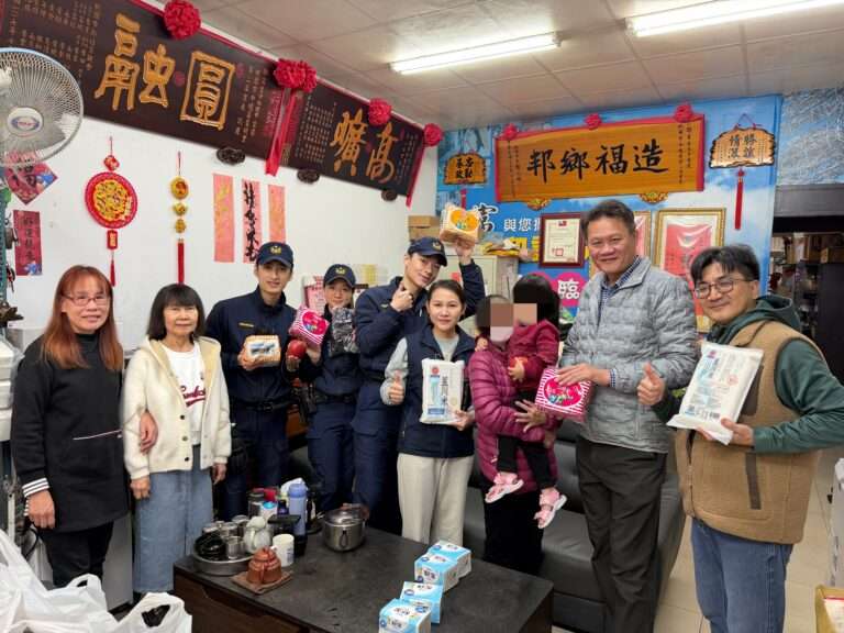 壢警、警友站合作送暖 陪伴弱勢家戶安心過好年