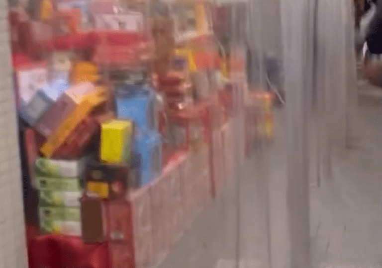 春節商機變路障？桃園八德超商禮盒堆騎樓還掛簾子 警方出手了