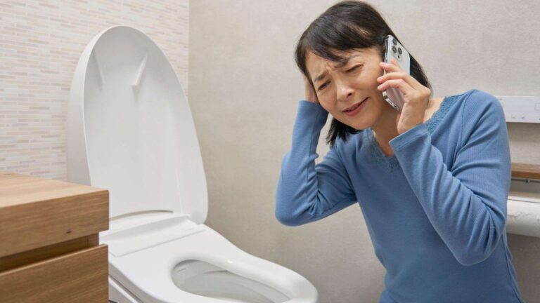 馬桶堵塞、排水孔臭味？9大水管阻塞警訊 用對疏通方法先自救