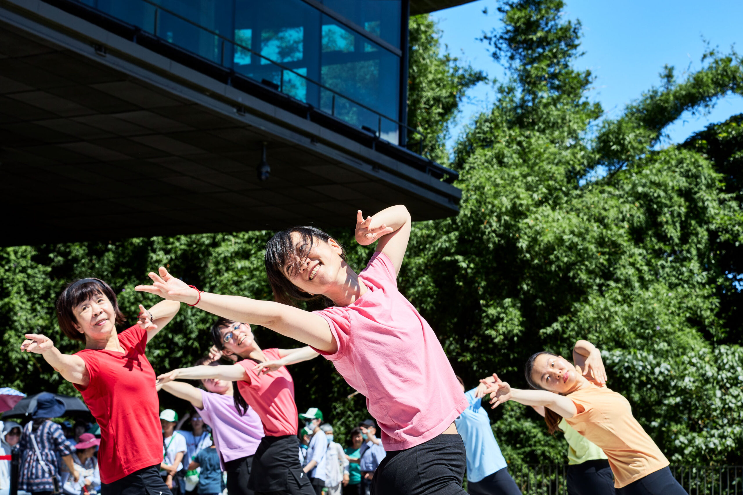 圖2 雲門教室帶領民眾將自身化為筆墨的身體律動 0 scaled
