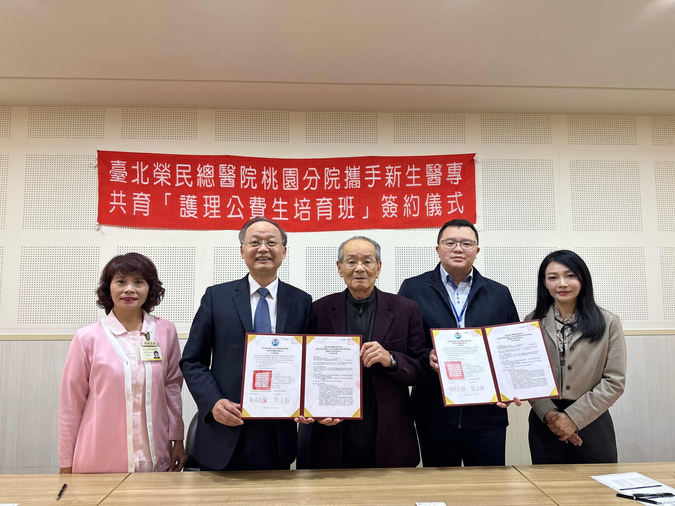 圖說二：凡參與「公費生培育班」計畫之護理科學生，每人每年可領取高達12萬元的獎助學 scaled