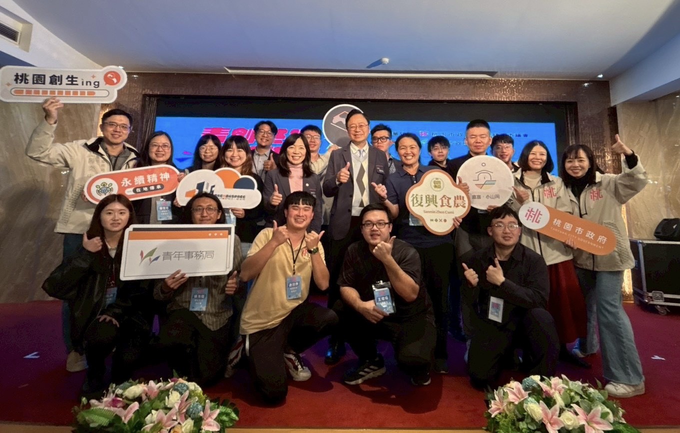 桃園為青年創業者打造交流平台 深化與產業市場連結 張市長、侯佳齡局長與地方創生團隊合影 0 0