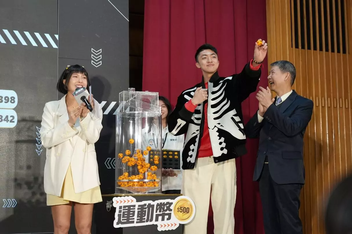 500元運動幣抽籤今開獎!17組幸運數字出爐 擊劍選手李讓代表進行公開抽籤。