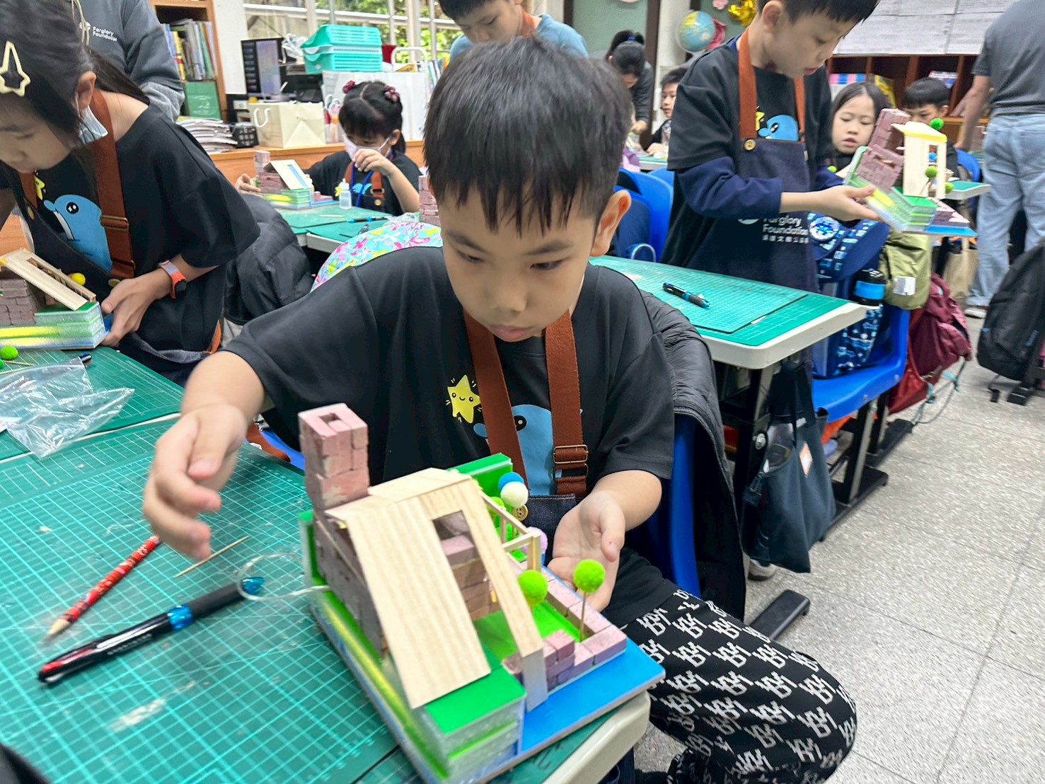 今年遠雄基金會建築課程的模型屋，加入了天窗設計，以傳遞透過自然光達成節能的概念 0