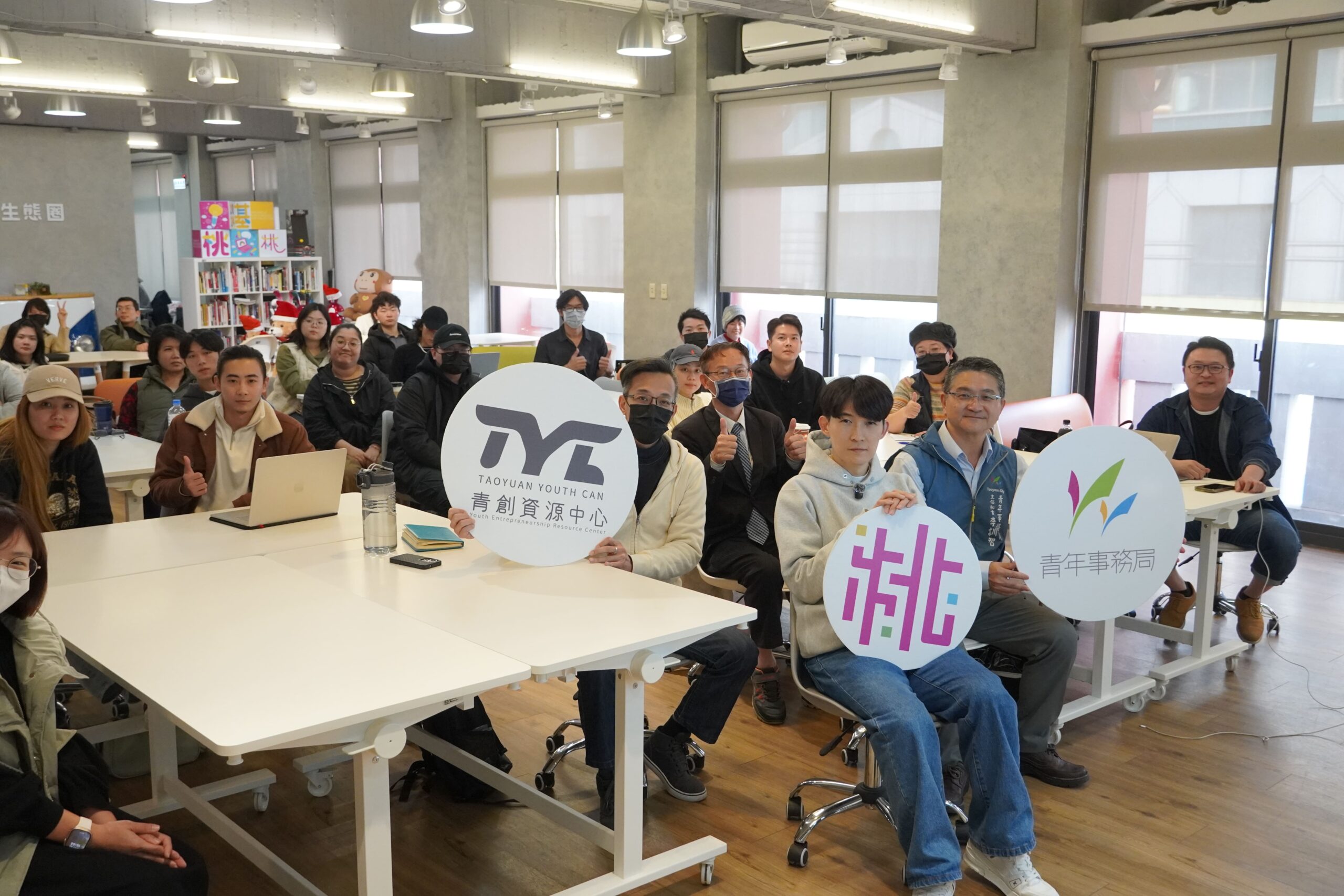 微創變現點 日咖夜酒：Fake Sober的Z世代品牌體驗大合照 0 0 scaled