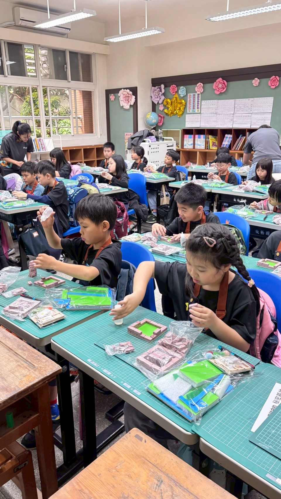 板橋國小學童們先搭建出模型主結構，後續將再規劃草地、水池等空間配置 0