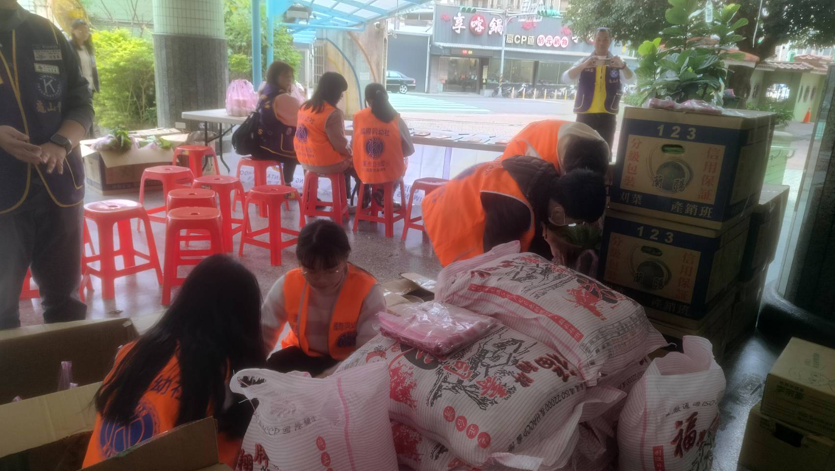 台鐵清明連假列車再加開 20列次這天起開放搶票 自強國小02 同幼社員整理物資寒冬送暖公益活動 0 0