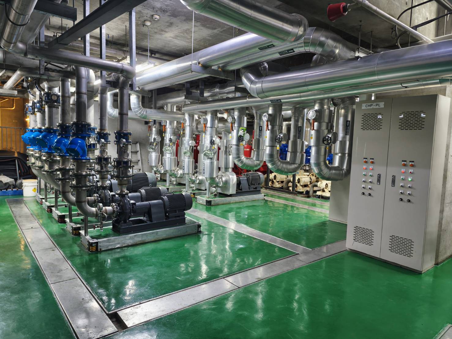 遠雄國際中心空調機房，透過空調系統優化，將原一、二次冰水系統改為一次流量設計， 0