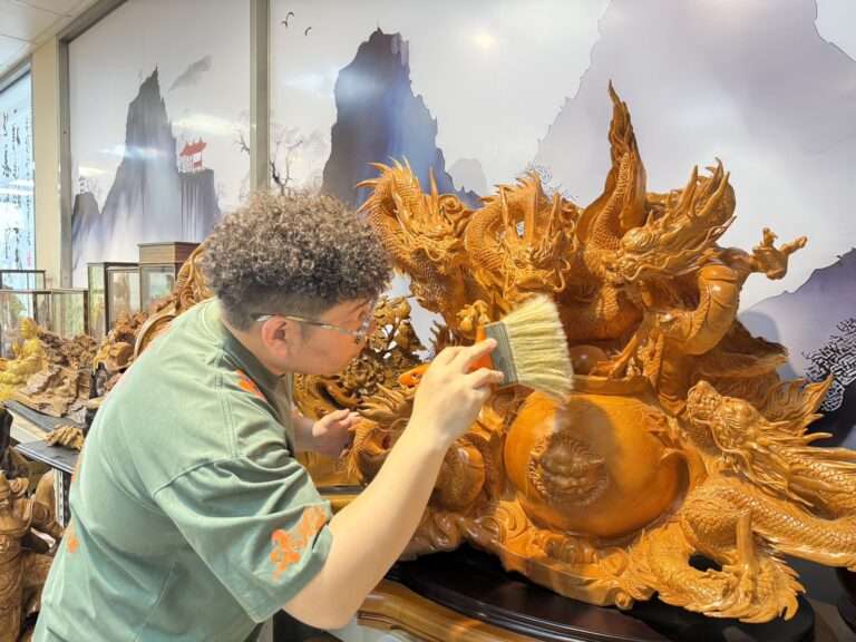 傳統工藝數位轉型 張言綸以「綸比木雕直播」切入直播電商藍海