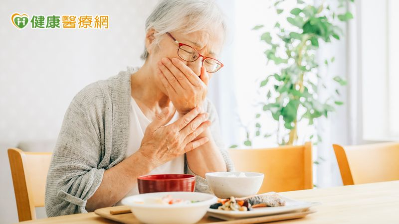 老幼飲食慎防噎食 醫揭「最新急救指引」:應先拍背