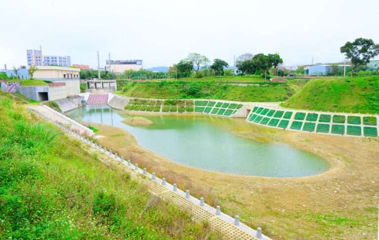 八德大仁滯洪池啟用提升防洪韌性 融入魚鱗階梯兼顧休憩功能