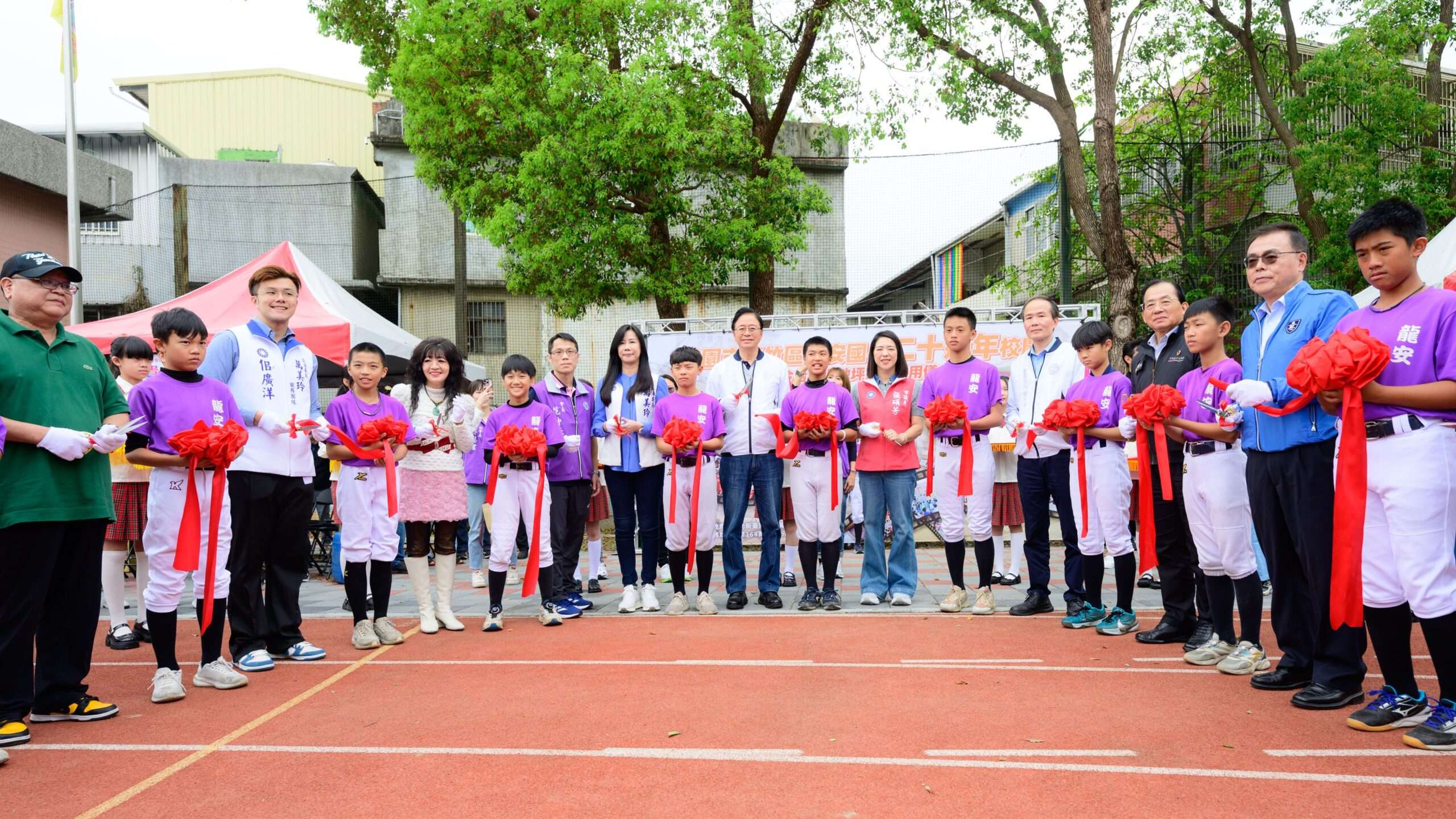 取代傳統切蛋糕!蘆竹龍安國小設「科技積木牆」歡慶創校20周年 取代傳統切蛋糕!蘆竹龍安國小設「科技積木牆」歡慶創校20周年