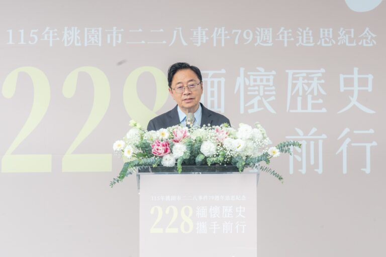 桃園緬懷228事件追思受難者 張善政貼「和平鴿」象徵攜手守護民主決心