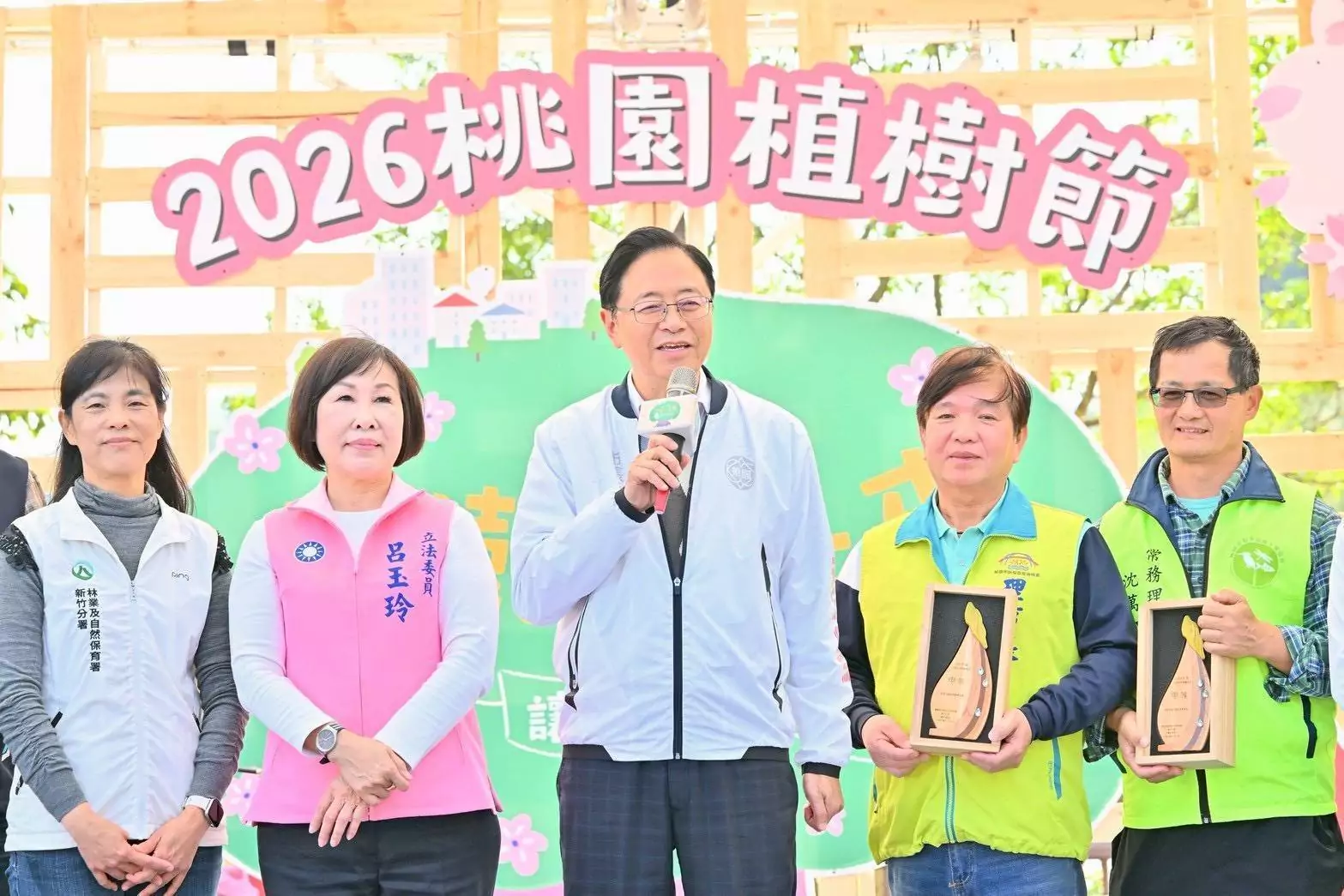 桃園採購2000套國產材課桌椅 落實節能減碳 1024365 0