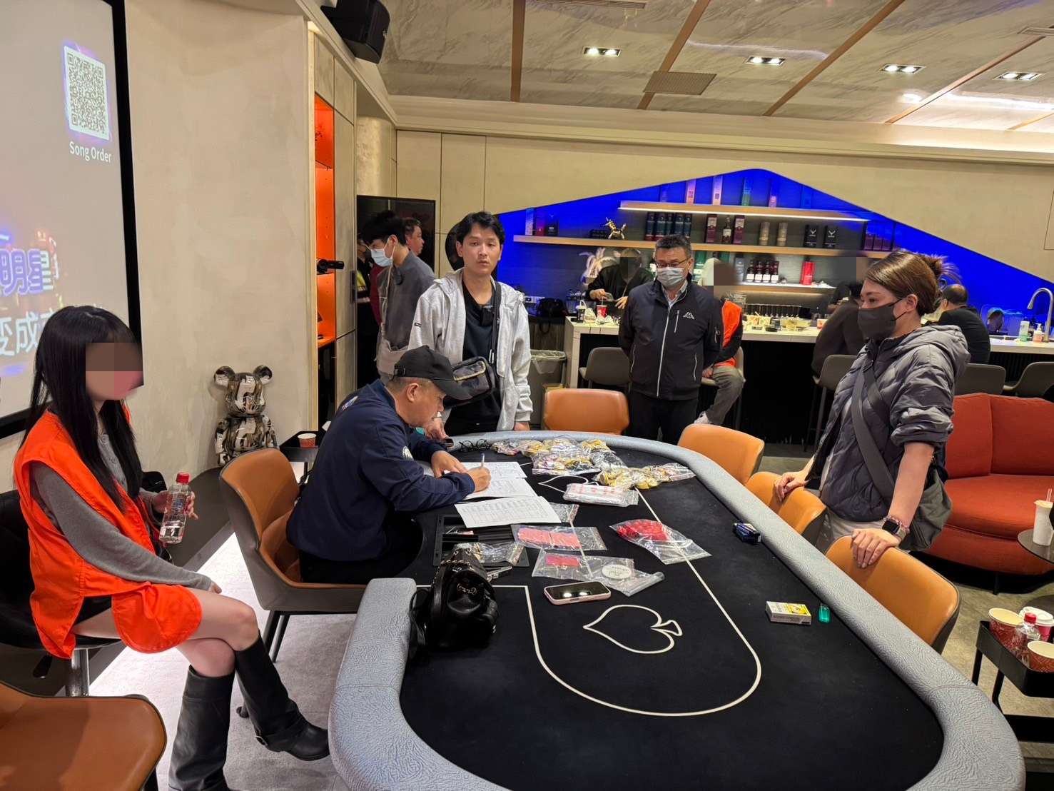 德州撲克職業賭場藏身中壢民宅 警深夜出擊逮13人查扣百萬籌碼