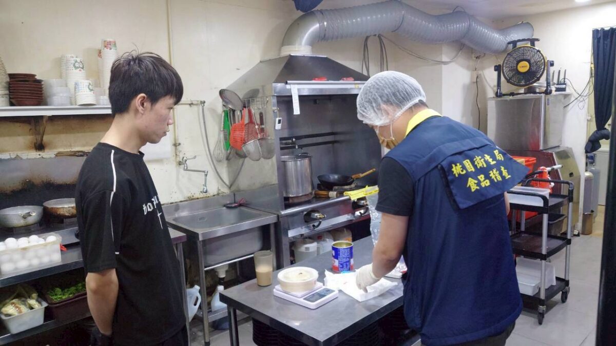 加料不加價?桃園站前宵夜店遭爆濃湯酸掉、飯藏蒼蠅 123 16