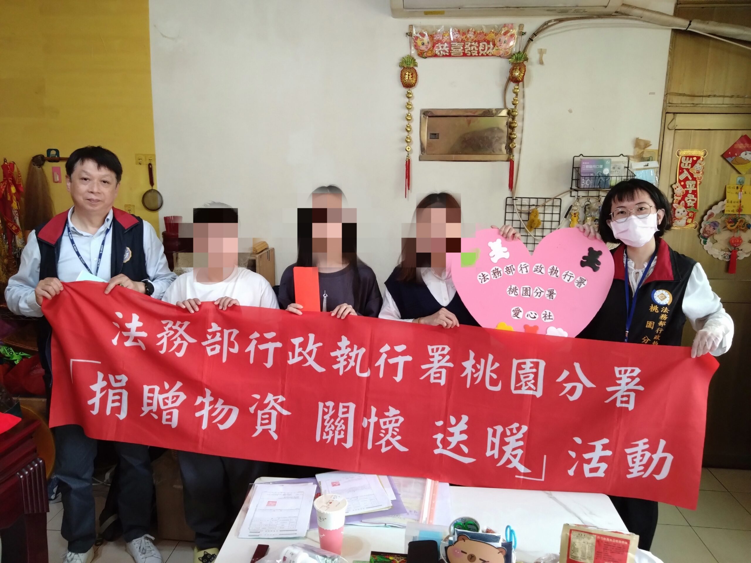 健保欠費揭辛酸身世!腦瘤媽獨養2病子 桃園分署暖贈慰問金 健保欠費揭辛酸身世!腦瘤媽獨養2病子 桃園分署暖贈慰問金