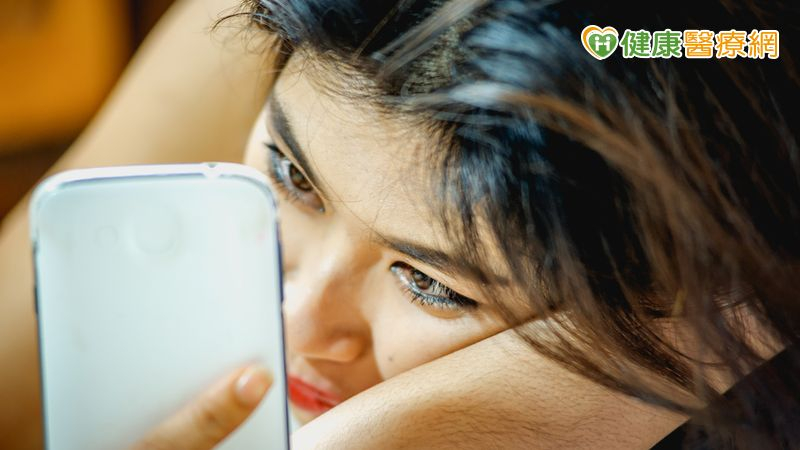 現代「鬥雞眼」危機!3C族久盯螢幕恐引發急性內斜視