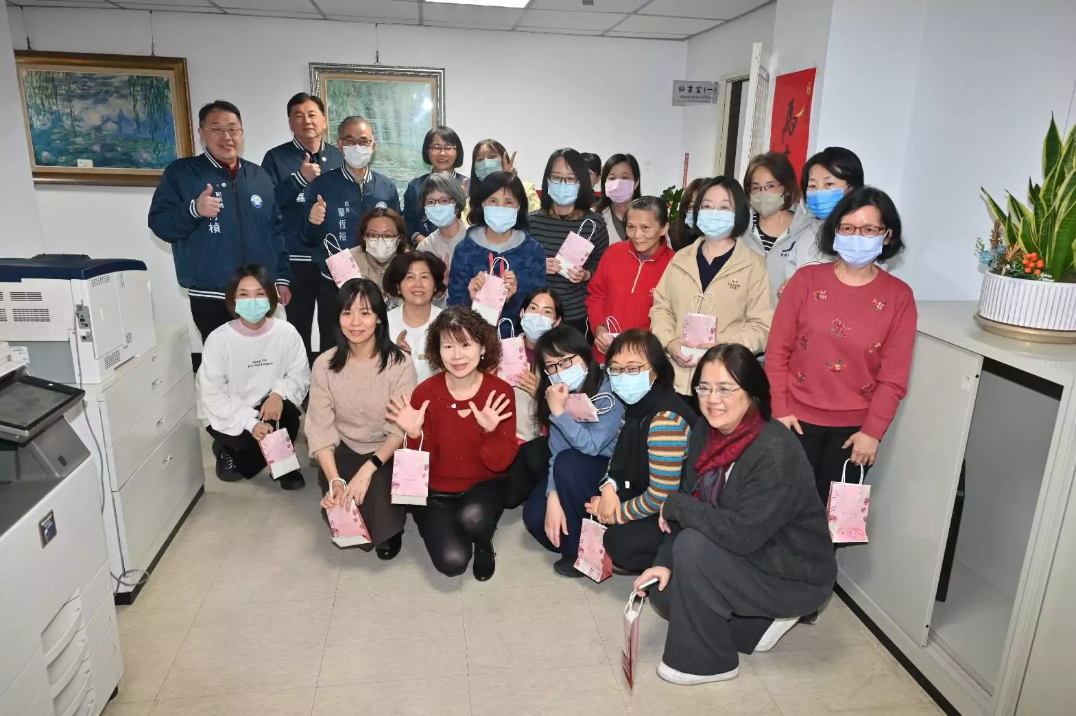 桃園警局婦女節送暖 廖恆裕贈護手霜感謝女警辛勞 140970 0